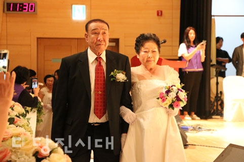 ▲ 당진시여성단체협의회가 지난 25일 당진시청 대강당에서 행복금혼식을 개최했다.