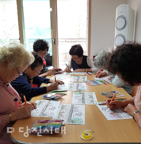 ▲ 당진시립도서관이 찾아가는 어르신 독서문화 프로그램을 운영하고 있다.