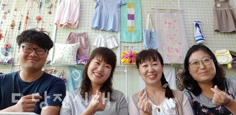 ▲ (왼쪽부터) 소느로 김정곤(전통매듭), 문경화(홈패션), 이현정(규방공예), 정윤혜(파스텔스케치) 회원들