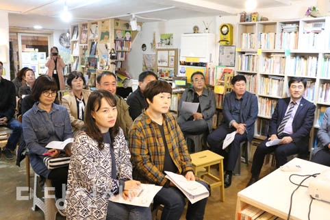 ▲ 당진시지속가능발전협의회가 분과별 작은 워크숍을 개최해 오고 있는 가운데 지난 21일 면천의 책방 ‘오래된 미래’에서 경제분과 워크숍을 진행했다.