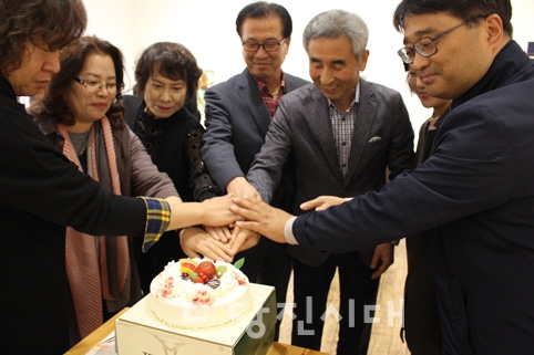 ▲ 당진시노인복지관이 지난 18일부터 24일까지 당진문예의전당에서 사회교육프로그램 작품전시회를 개최했다.