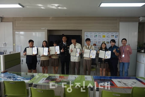 ▲ 당진경찰서 송악파출소가 우리동네지킴이 학생을 선발해 지난 22일 시상했다.