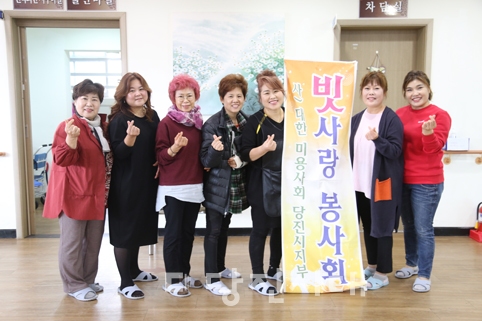 ▲ 회원들을 대상으로 워크샵을 실시하며 미용 교육이 진행됐다.