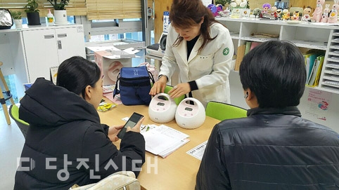 ▲ 유축기 대여와 함께 설명하고 있는 모습