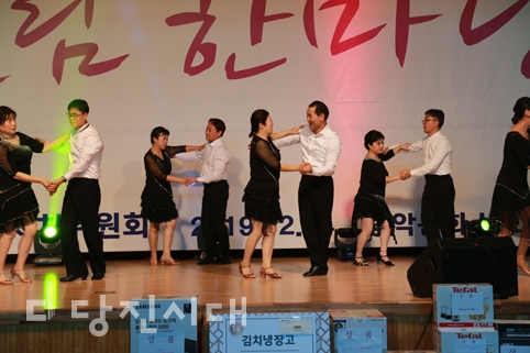▲ 송악읍주민자치위원회 제5회 행복나눔 어울림한마당이 지난 14일 송악문화스포츠센터 체육관에서 열렸다.