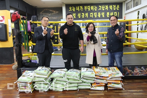 ▲ 당진청소년사랑후원회가 지난 19일 청소년상담복지센터에 쌀 360kg을 전달했다.