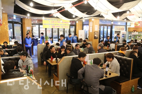 ▲ 석문청년연합회가 지난 19일 이웃돕기 성금모금 일일호프를 운영했다.