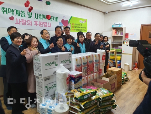 ▲ 국민건강보험공단 당진지사가 지난달 21일 설맞이 사랑의 후원행사를 실시했다.