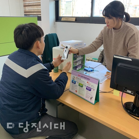 ▲ 당진시보건소 금연클리닉에서 상담을 하고 있는 모습