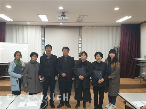 ▲ 지난달 20일 송산면주민자치위원회가 2020년 첫 정기회의를 개최했다. (왼쪽부터) 이달윤 신임 위원, 김순옥 신임 위원, 문현춘 면장, 최충균 위원장, 유지영 신임 위원, 고미숙 신임 위원, 황남귀 신임 위원의 모습