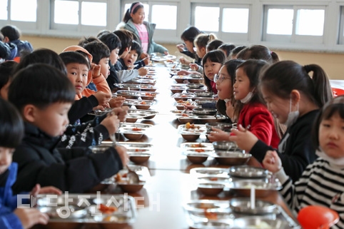 ▲ 급식을 먹고 있는 원당초등학교 아이들