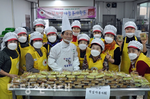 ▲ 우강적십자봉사회가 녹차카스테라를 만들어 경로당에 전달했다.