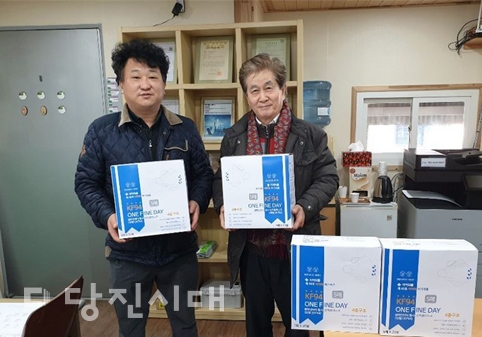 ▲ ㈜단미소가 지난달 7일 당진시사회복지협의회와 당진시노인복지관에 마스크를 전달했다.