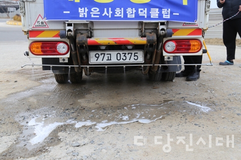 ▲ 코로나19 확산을 방지하고자 밝은사회 합덕클럽, 합덕읍주민자치위원회, 합덕남·여의용소방대가 방역활동을 펼치고 있다.