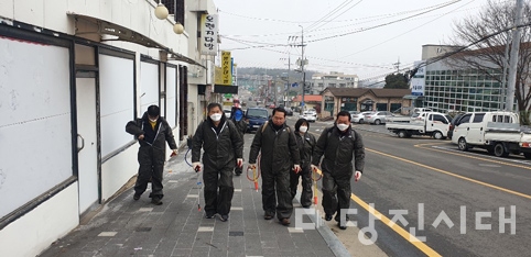 ▲ 코로나19 확산을 방지하고자 밝은사회 합덕클럽, 합덕읍주민자치위원회, 합덕남·여의용소방대가 방역활동을 펼치고 있다.