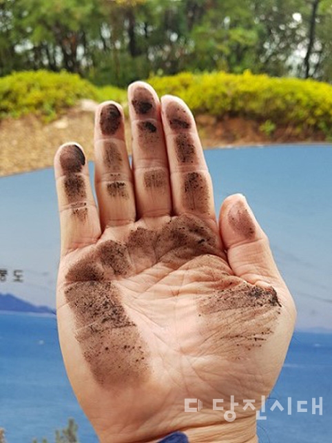▲ 그동안 석탄화력 발전소 회처리장 등에서 석탄재를 비롯한 비산먼지가 일대 마을 곳곳에 날리면서 주민들이 피해를 호소해왔다. 집기에 쌓인 비산먼지 등을 손으로 쓸면 손바닥이 까맣게 변할 정도다. (자료사진)