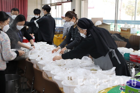 ▲ 도시락을 준비하고 있는 당진시남부노인복지관 직원들