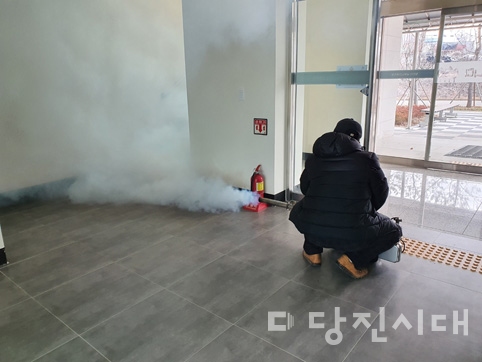 ▲ 복지관 내 방역 작업을 실시하고 있다.