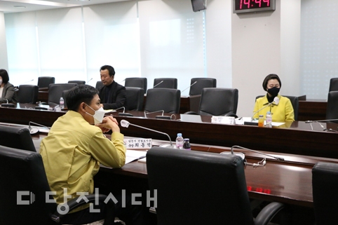 ▲ 3 사회적 거리를 실천하고 있는 모습. 최소 1개 이상의 자리를 비워두고 앉았다.