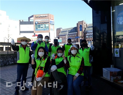 ▲ 지난 22일 당진시사회복지협의회와 좋은이웃들 봉사단이 당진버스터미널 일대에서 방역활동을 펼쳤다.