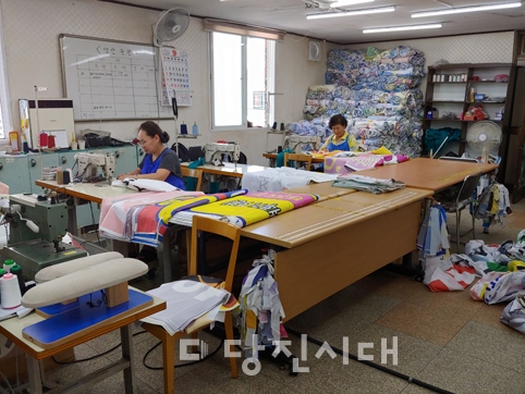 ▲ 당진 최초의 사회적기업 ㈜사람에서는 취약계층을 고용해 폐현수막을 활용한 마대자루·장바구니 등을 만들어 판매하고 있다.
