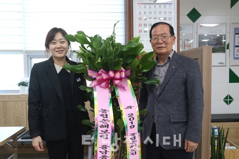 ▲ (왼쪽부터)우강농협 보험 담당 손은하 과장과 김영구 조합장