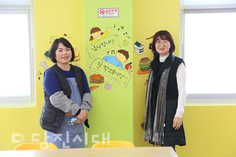 ▲ (왼쪽부터) 재능기부한 서화연 씨와 김희숙 우강초등학교 교장