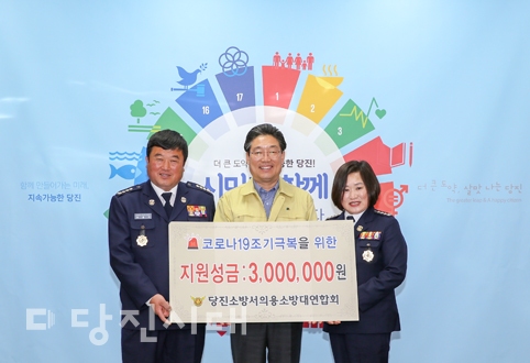 ▲ (왼쪽부터) 한충기 연합회장과 김홍장 당진시장, 이영례 여성회장