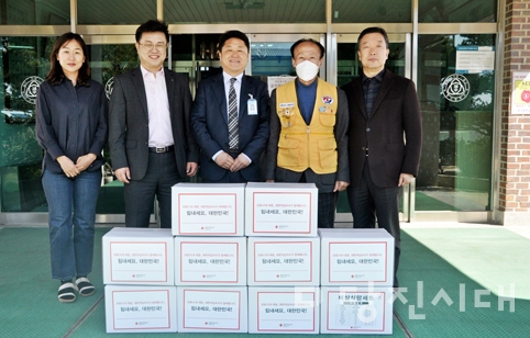 대한적십자사 당진지구협의회가 취약계층 학생을 위해 비상식량 세트 10개를 호서중학교에 지난 8일 전달했다.