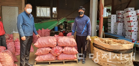 ▲ 중앙농약사가 지난 9일 당진시에 노인과 장애인 복지시설에 전달해 달라며 감자를 후원했다.