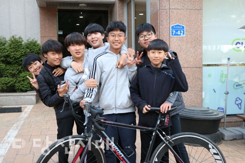 ▲ (왼쪽부터) 허윤서(송산중1) 김서율(송산중1) 이재성(송산중1) 김동욱(원당중1) 강준영(원당중1) 조현빈(시내산중학교1) 오윤건(원당중1) 학생