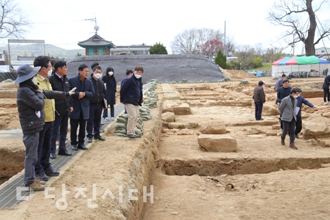 ▲ 면천읍성 발굴 현장 보고회가 지난 22일 개최된 가운데 참석자들이 발굴 현장을 둘러보고 있다.