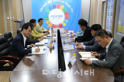 ▲ 당진시와 당진시건축사회, 당진시측량협의회 간 간담회가 지난달 29일 당진시청 접견실에서 개최됐다.