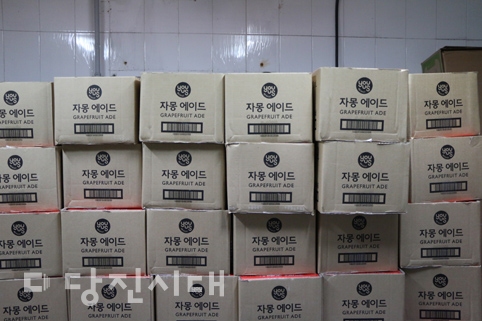 ▲ 곳곳에서 수거해 온 식품과 물품들