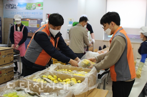 ▲ 당진시노인복지관과 한국전력공사 당진지사가 코로나19 극복을 위한 사랑의 키트를 제작해 독거노인 가정에 전달했다.