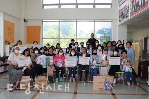 ▲ 한국사회복지관협회에서 송산종합사회복지관에 코로나19 피해 위귀가정에 긴급생계비를 지원했다.