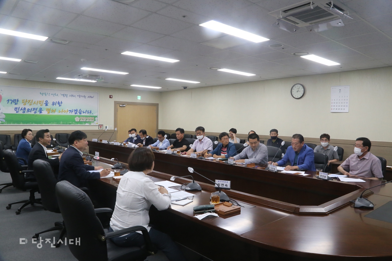 ▲ 지난달 27일 신평면, 송악읍, 송산면, 우강면 4개 지역이 석문산단 인입철도 노선 변경을 요구하며 당진시의회와 간담회를 진행했다.