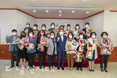 ▲ 당진시가 지난달 24일 여성의전당에서 약식으로 2020년 양성평등유공자 표창 수여식을 진행했다.
