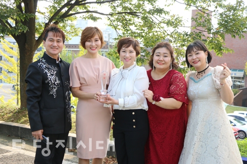 ▲ 노래로 요양시설 등을 찾아 봉사하고 있는 100세 봉사단 단원들