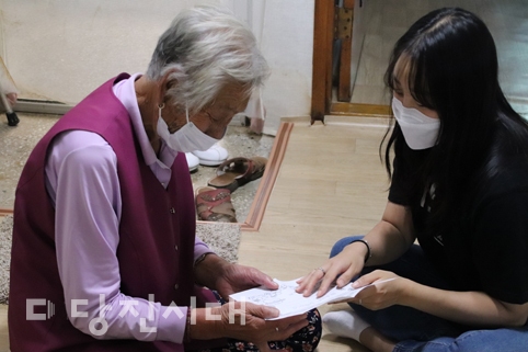 ▲ 당진시남부노인복지관이 독거 어르신을 위해 ‘가을에는 편지를 띄우세요’ 프로그램을 진행했다.