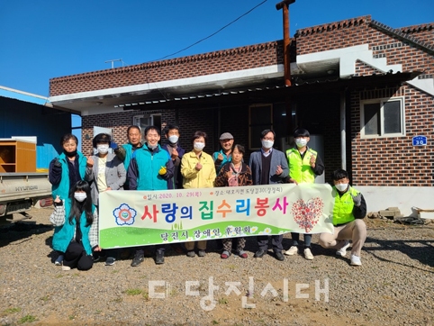 ▲ 당진시장애인후원회와 당진북부복지관이 장애인 가정에 주거환경개선 봉사를 지난달 29일 펼쳤다.