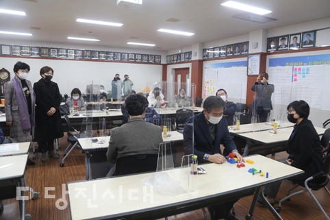 ▲ 합덕-우강 소통협력사업 마지막 시간이 지난 25일 이뤄진 가운데, 소통하기 위한 레고게임에 임하고 있는 위원들의 모습