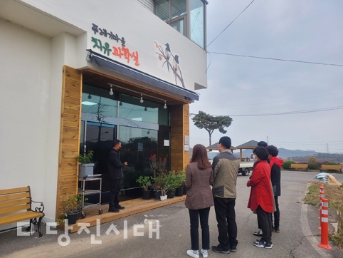 ▲ 초락도 마을 내 설치된 치유과학실을 둘러보고 있다.