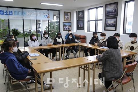 ▲ 당진고등학교 방송부가 당진시대방송미디어협동조합 스튜디오를 견학했다.