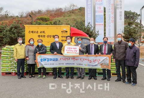 ▲ 지난 20일 송매감리교회가 지역의 어려운 이웃들을 위해 백미 550포를 당진시에 기부했다.