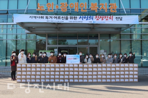 ▲ JW그룹 공익재단인 중외학술복지재단이 취약계층 노인의 동절기 식생활 지원을 위해 김장김치를 전했다