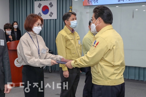 ▲ 범죄피해자 보호·지원 유공 법무부장관 표창을 받은 당진시 강경인 통합사례관리사(왼쪽)