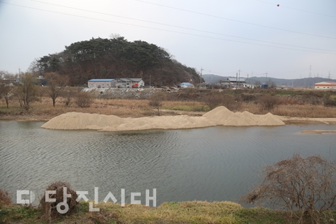 ▲ 송산면 오도교 인근에 쌓여있는 모래들