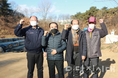 ▲ (왼쪽부터) 광성기업㈜ 정우영 당진공장장, 홍순영 유곡리 꿀벌농장 대표, 최근영 전 서정리 이장, 유곡리 1반 전영복 반장