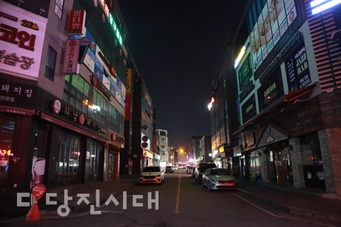 ▲ 사회적 거리 두기 2.5단계 격상과 함께 9시 이후 식당 내 취식이 금지되면서 당진시내 상점가가 텅 비었다. 거리에서 사람들도 거의 찾아볼 수 없다.